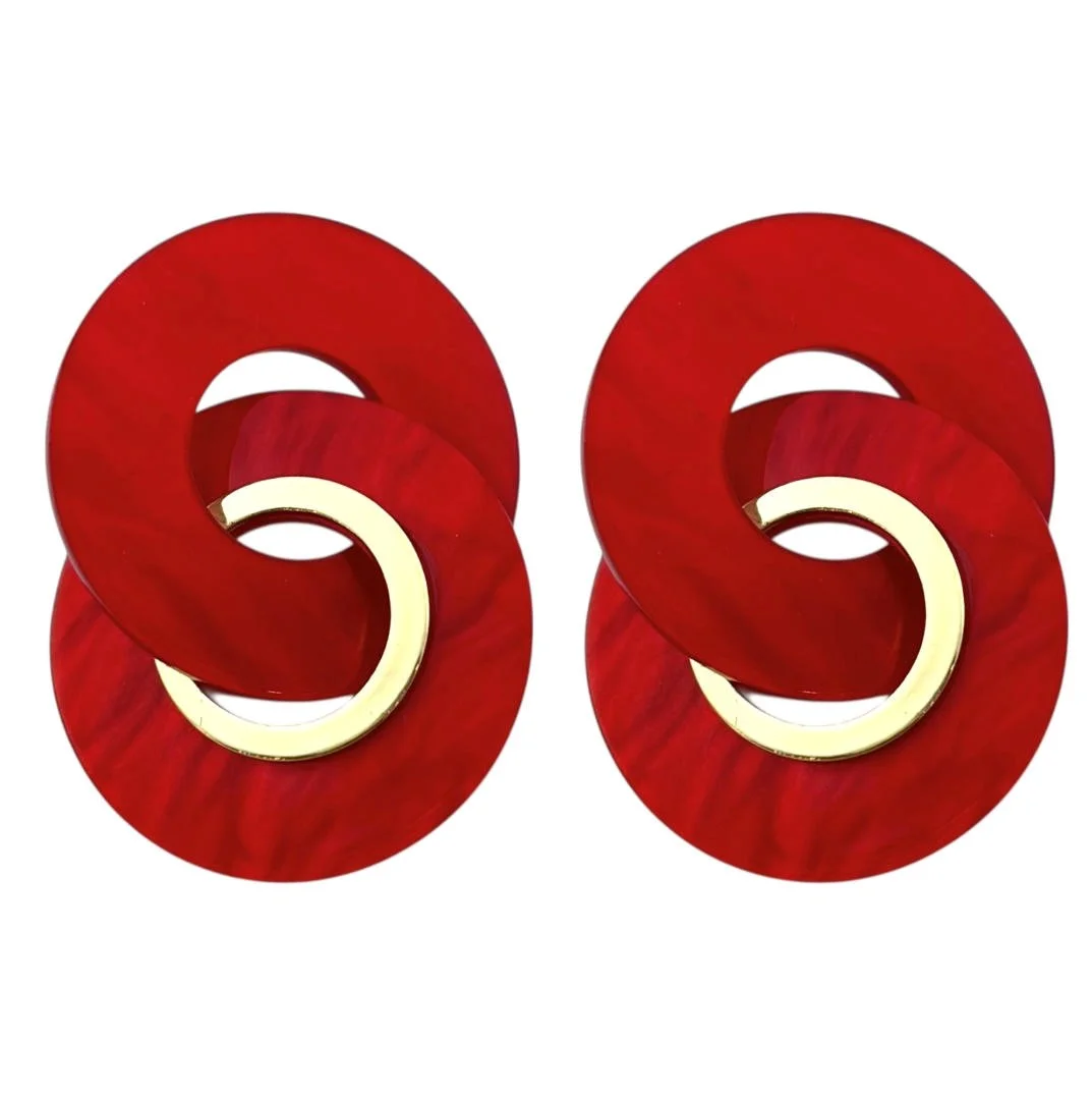 گوشواره زنانه مدل کارینا طرح حلقه‌ درهم با استایل مدرن قرمز و طلایی