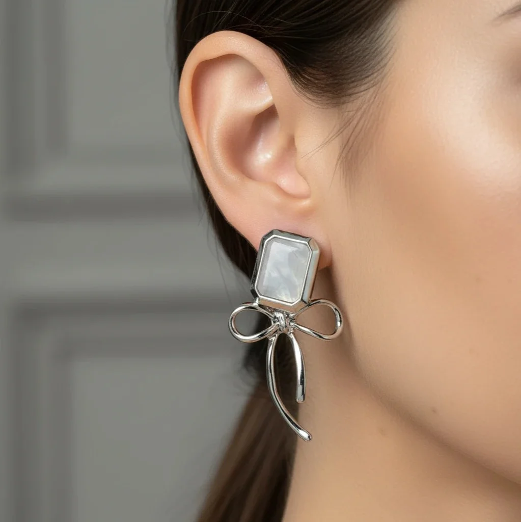 گوشواره زنانه مدل روبیا طرح پاپیون و آویز سنگی مستطیلی نقره‌ای