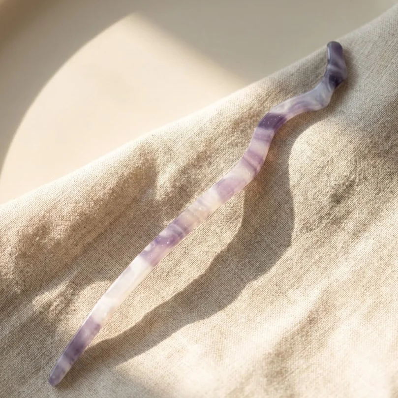 کانزاشی مو زنانه رزینی طرح ابر و باد بنفش‑طوسی مدل نیلوا مینیمال لوکس