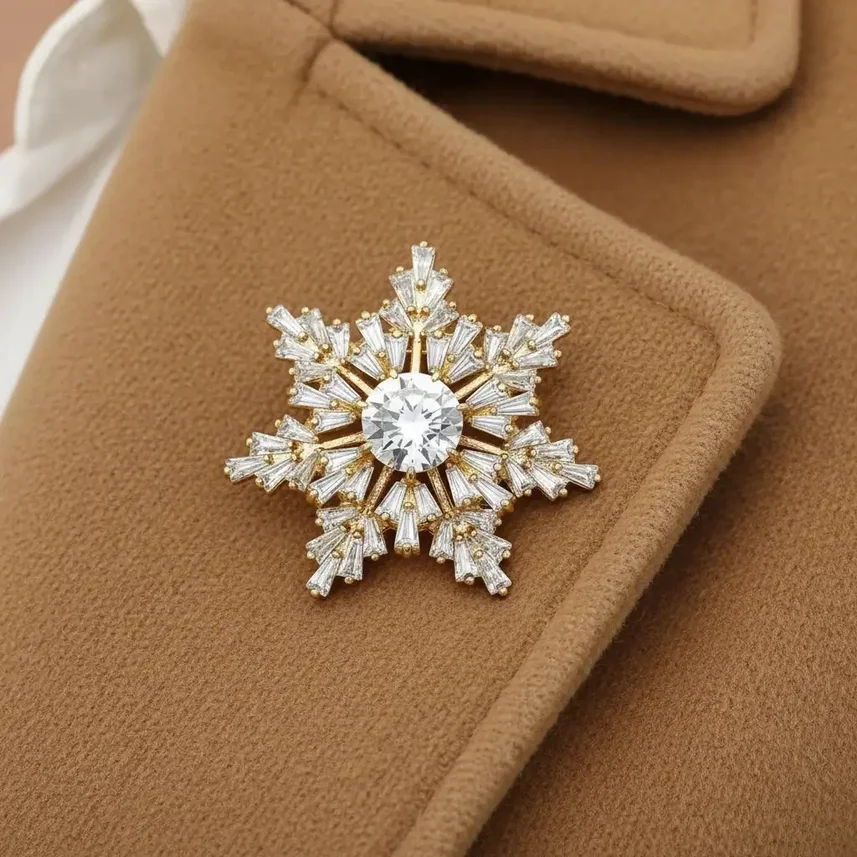 گل سینه زنانه ژوپینگ مدل برفآرا طرح دانهبرف جواهری نگیندار طلایی