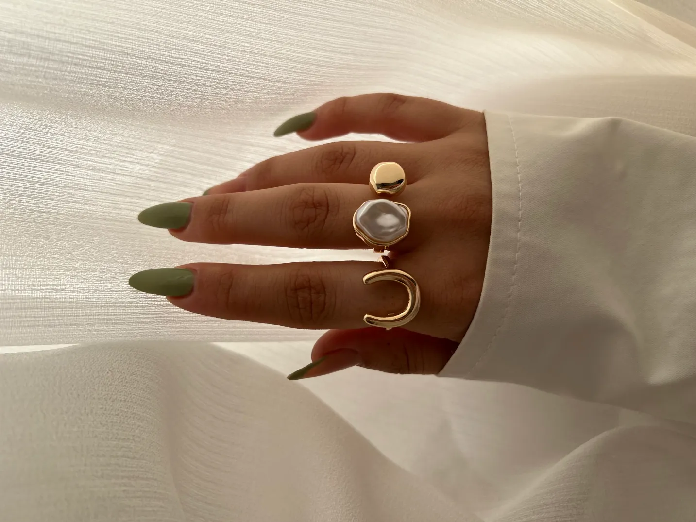 انگشتر مینیمال با طرح مروارید و نعل اسبی، ظرافت در دستان شما