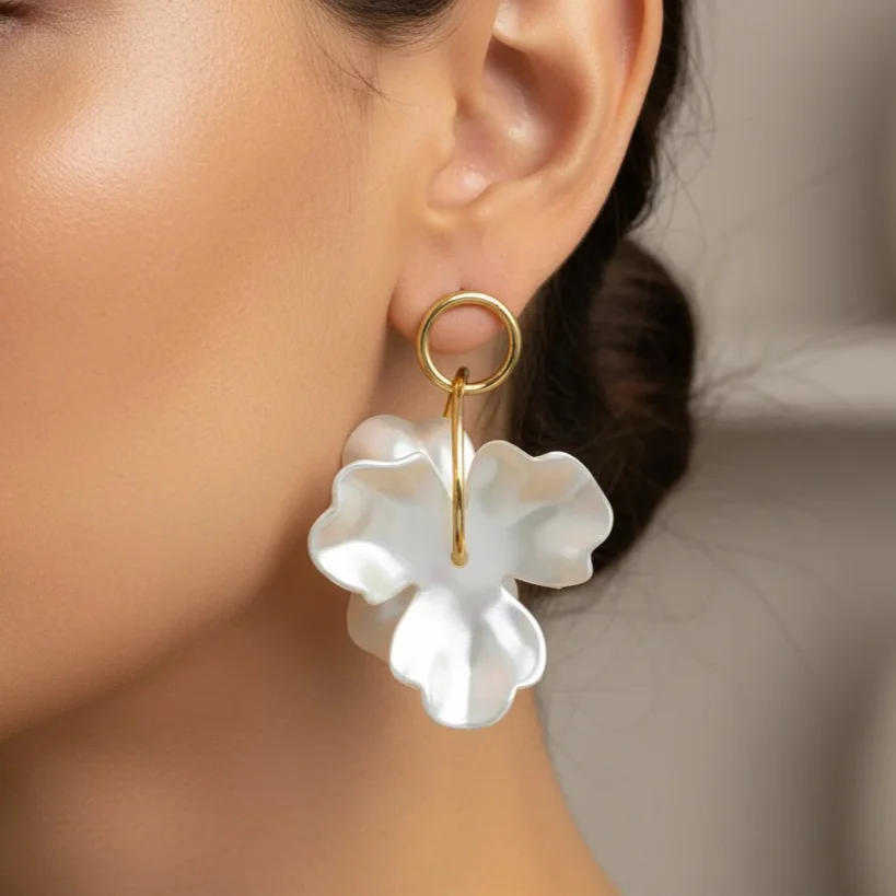 گوشواره زنانه مدل مرواریدگل طرح گل با جلوه مرواریدی