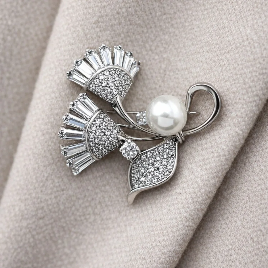 گل سینه زنانه ژوپینگ مدل مرواریا طرح مروارید جواهری نگین‌دار نقره‌ای