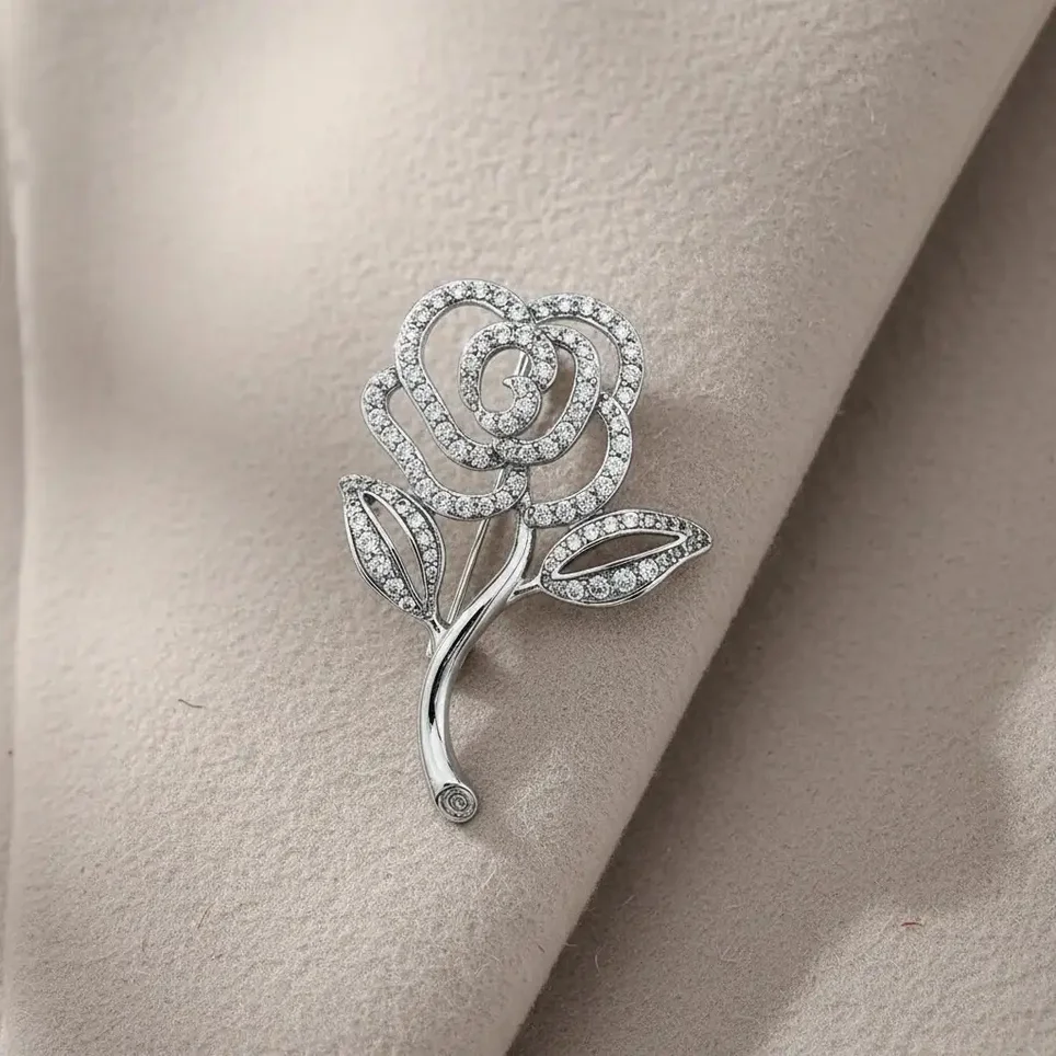 سنجاق سینه ژوپینگ مدل فلورین طرح گل نگین‌دار نقره ای