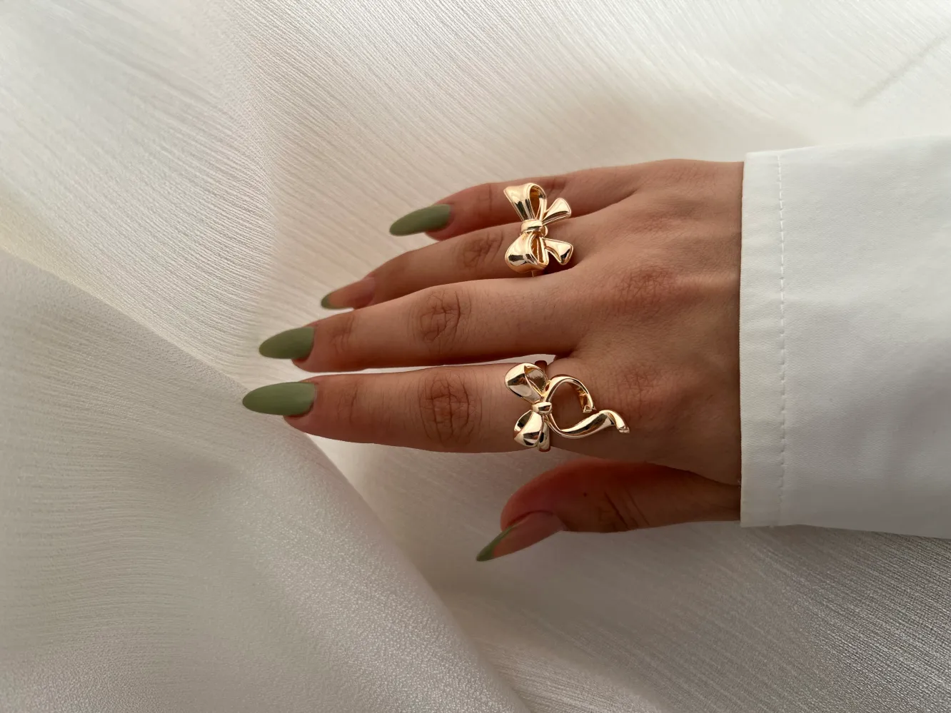 انگشتر طرح پاپیون مینیمال و ظریف با رنگ طلایی جذاب