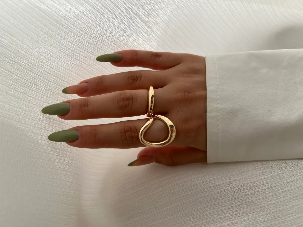 انگشتر زنانه مینیمال با طراحی خاص و رنگ طلایی