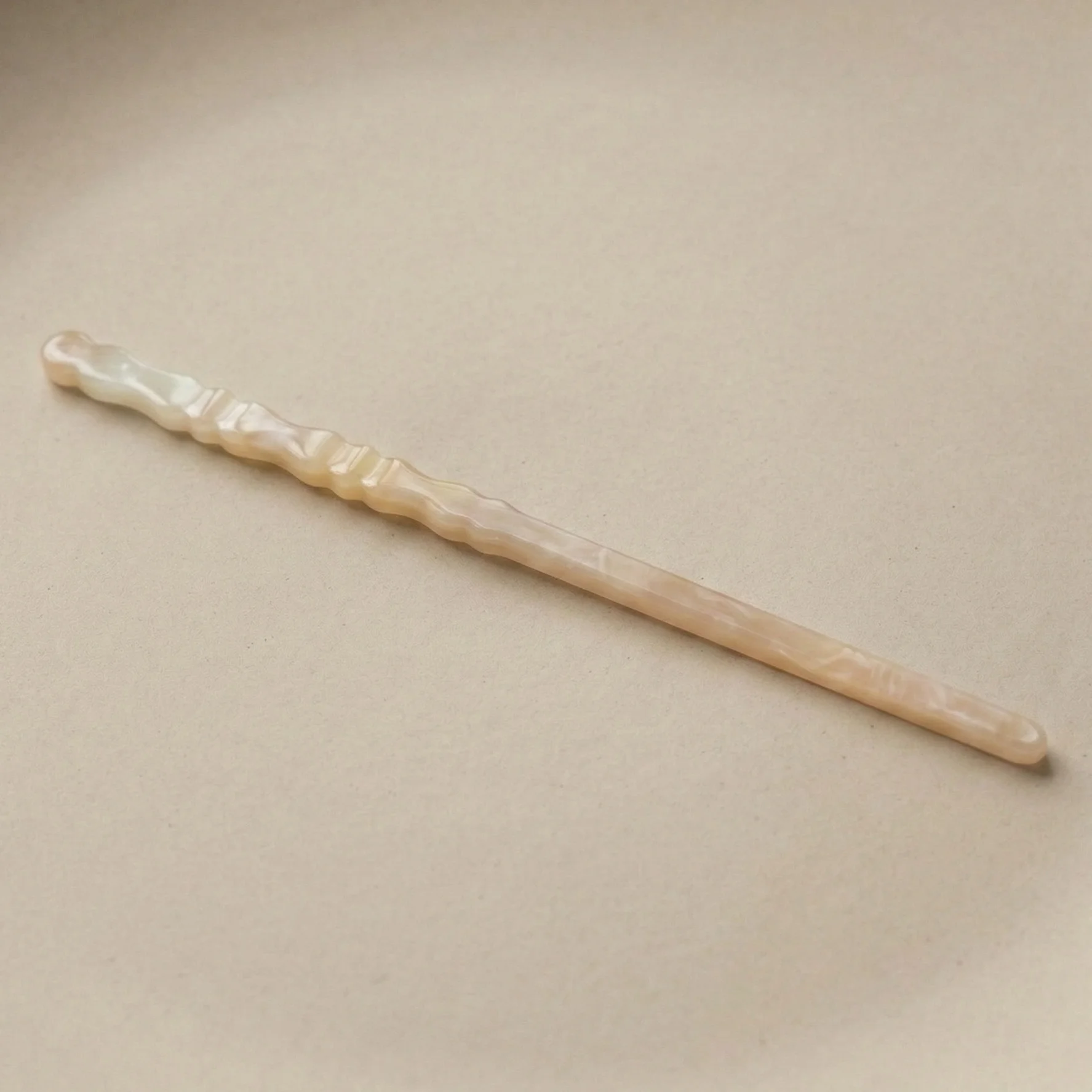 کانزاشی مو زنانه رزینی شفاف شیری با طرح ظریف موج‌دار مینیمال لوکس