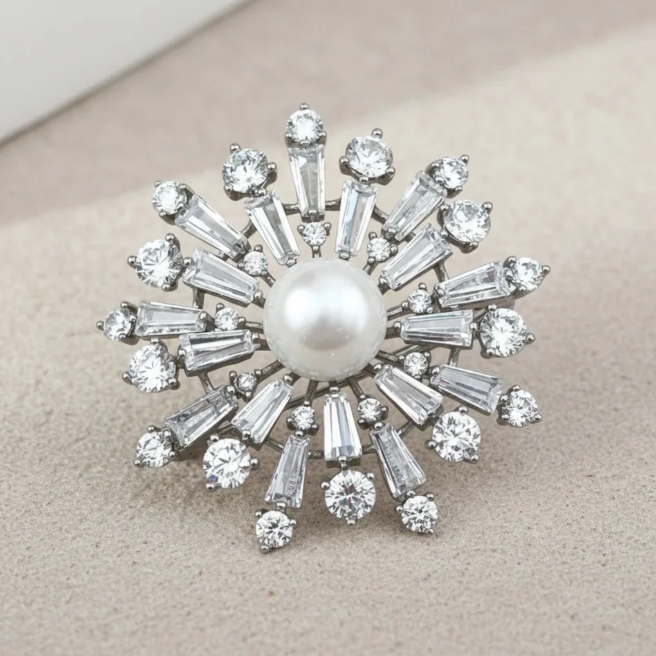 سنجاق سینه زنانه ژوپینگ مدل اسنول پرل طرح برف جواهری نگین‌دار با مروارید مرکزی