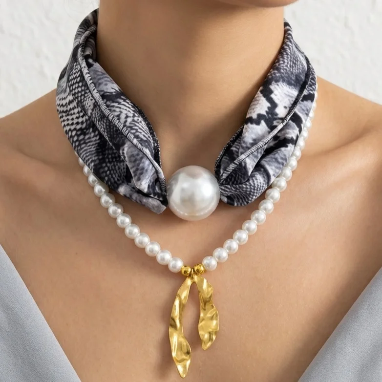 گردنبند زنانه مدل پرلا نوآر گُلد طرح مروارید لوکس با پارچه طرحدار طوسی و آویز طلایی چکشی