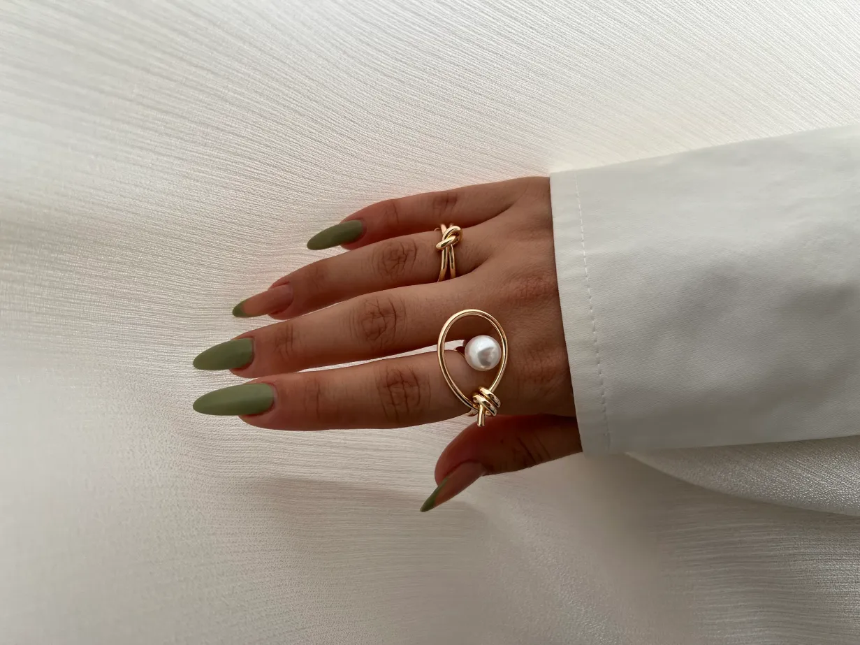 انگشتر مینیمال گره و ماهی با مروارید ظریف