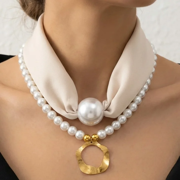 گردنبند زنانه مدل پرلا سَند گُلد طرح مروارید لوکس با پارچه بژ و آویز طلایی چکشی