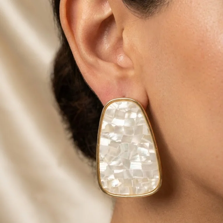 گوشواره زنانه طرح میناکاری صدفی با فریم طلایی مدل شللیرا