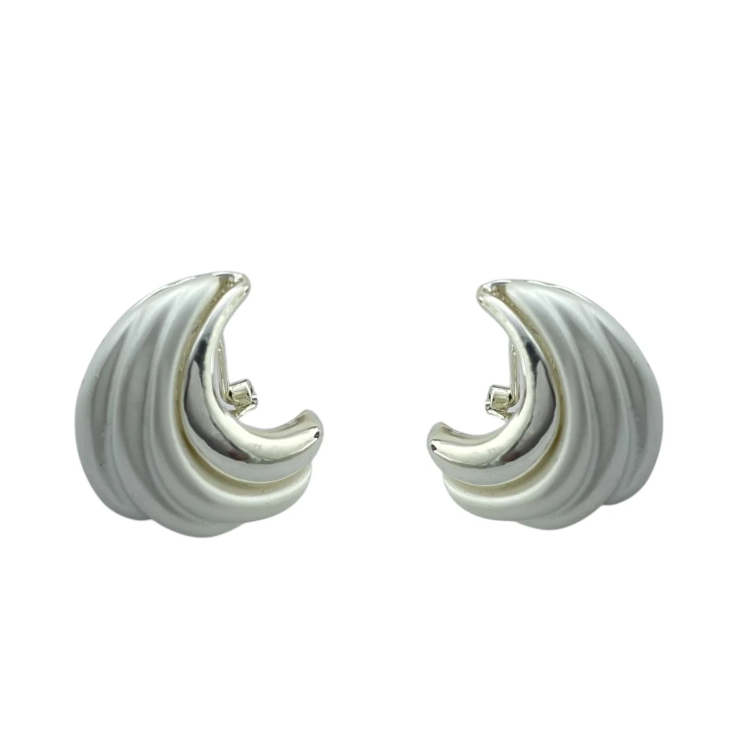 گوشواره زنانه طرح موج، انتخابی شیک و مدرن