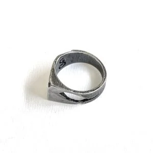 انگشتر مردانه طرح زخم، انتخابی خاص برای آقایان شیک‌پوش