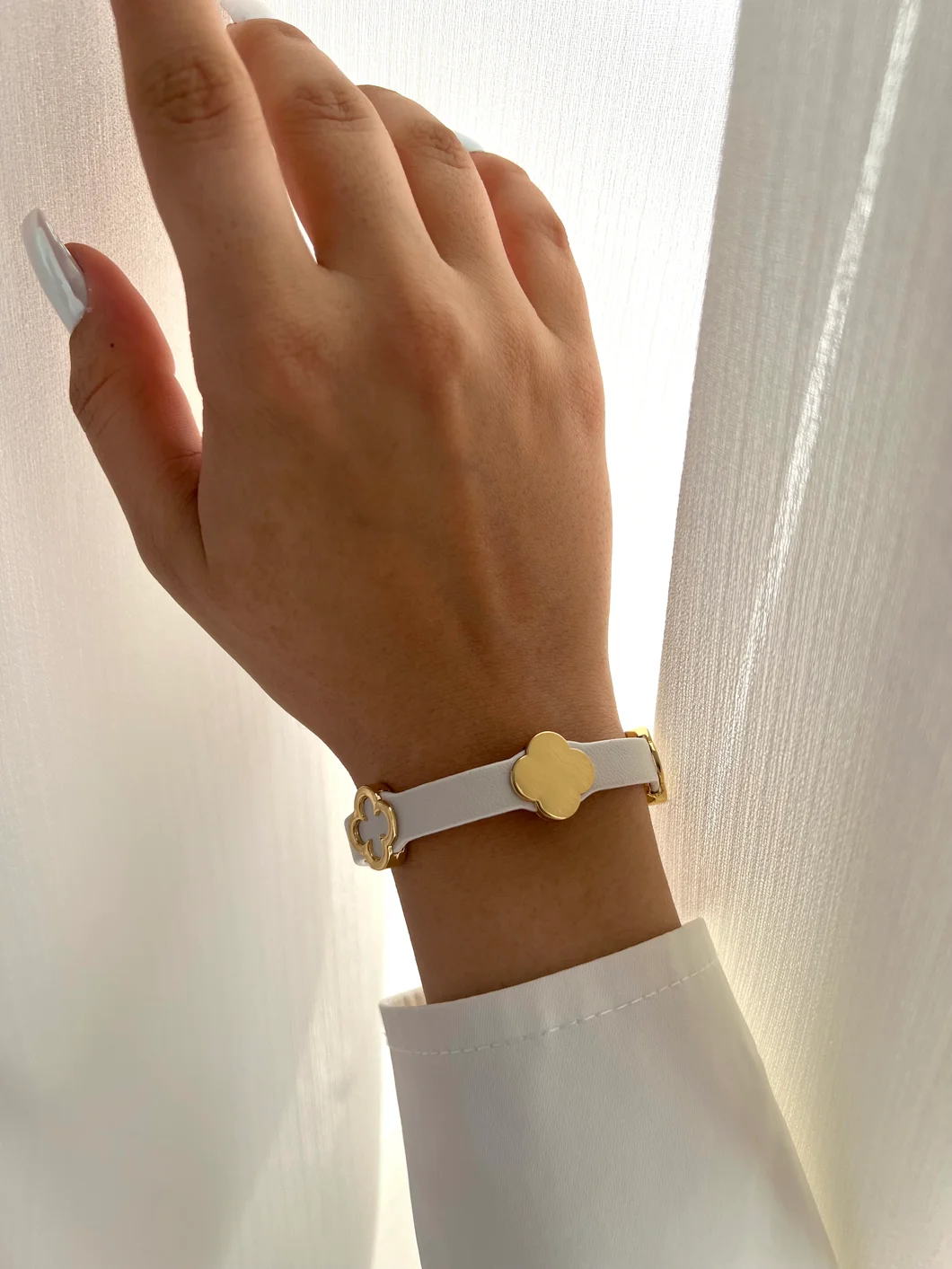 دستبند چرم سفید طرح ونکلیف شیک و خاص