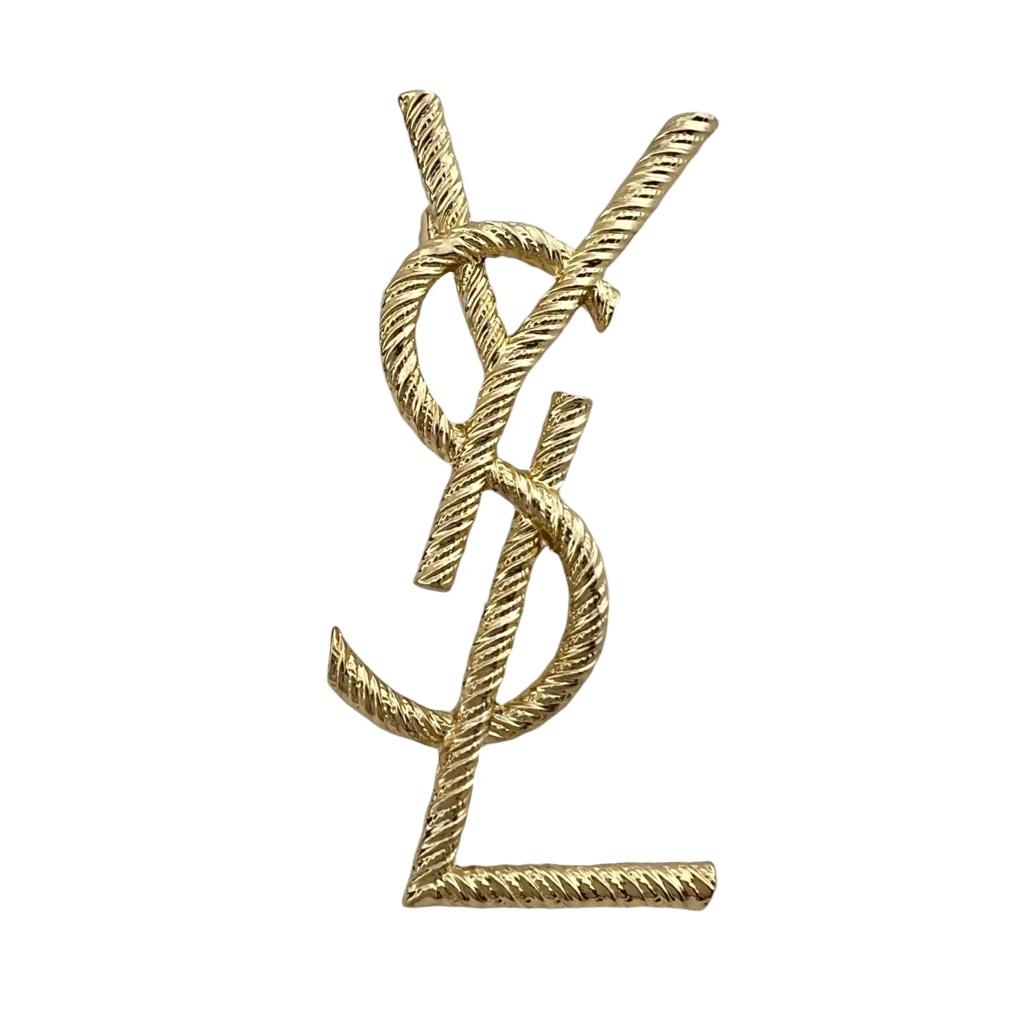 گل سینه طرح YSL طلایی، استایلی بی‌نظیر برای بانوان خوش سلیقه