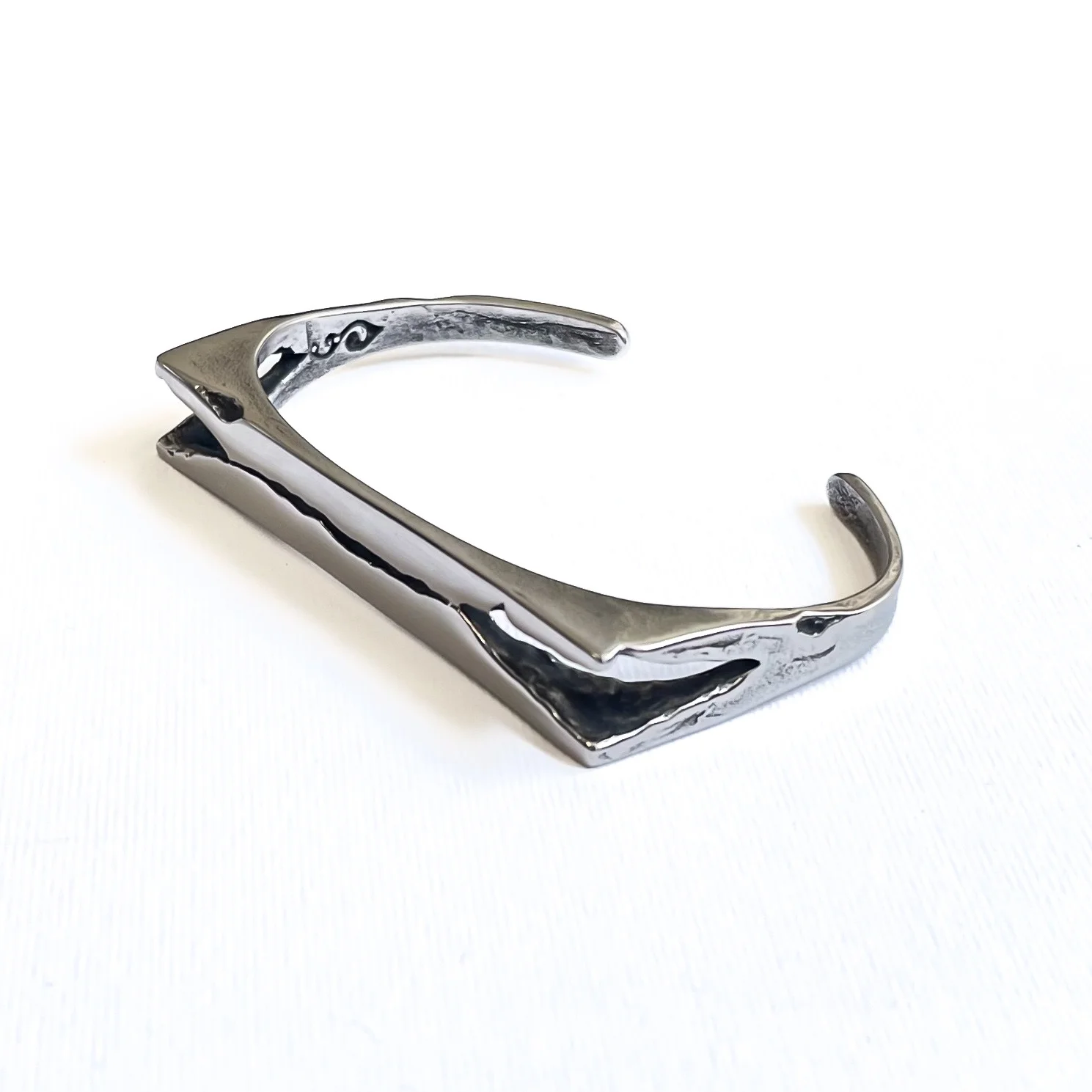 دستبند بنگل مردانه طرح سورنا، نمادی از قدرت و اصالت