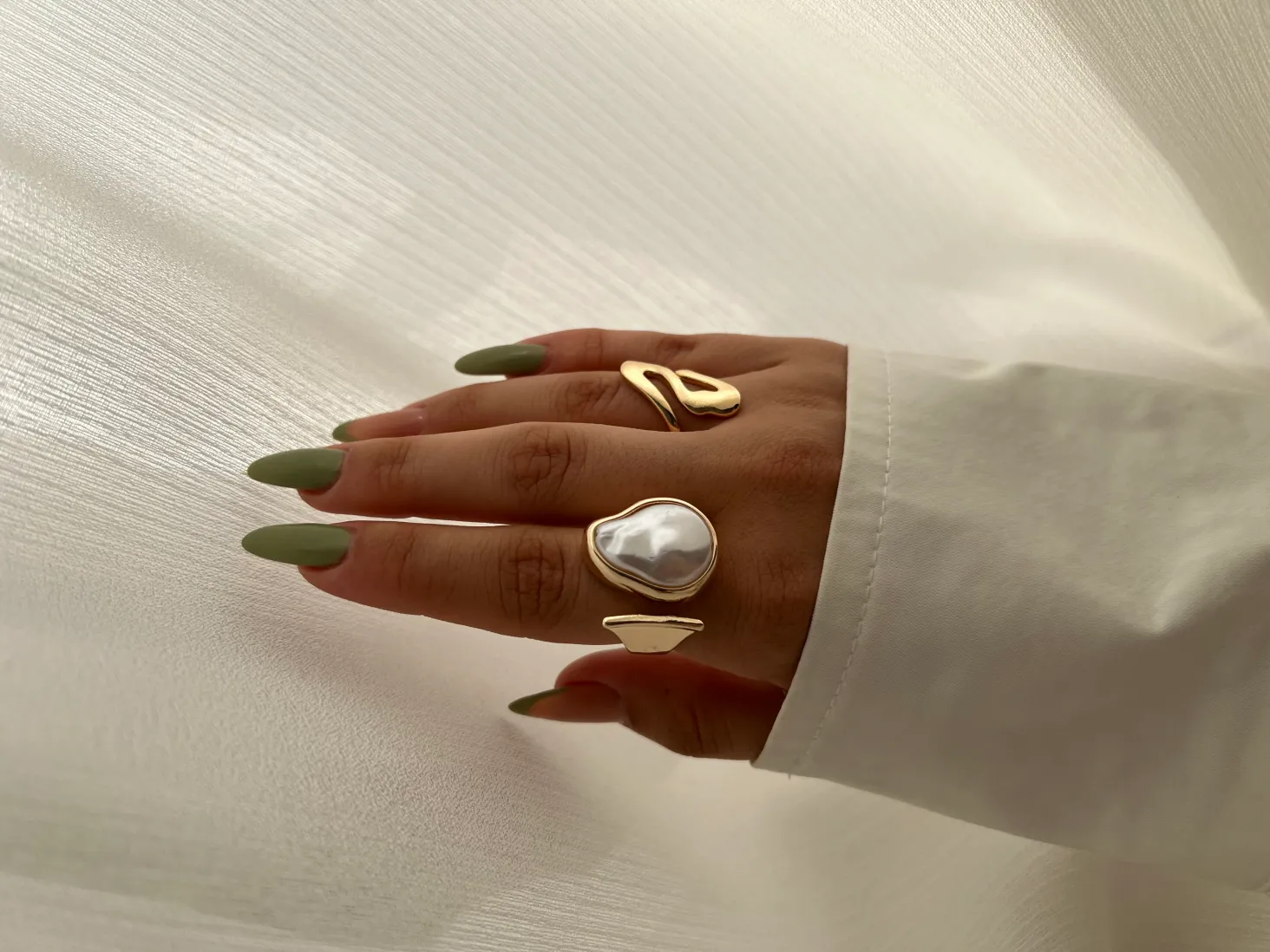 انگشتر طرح مروارید باروک و موج مینیمال