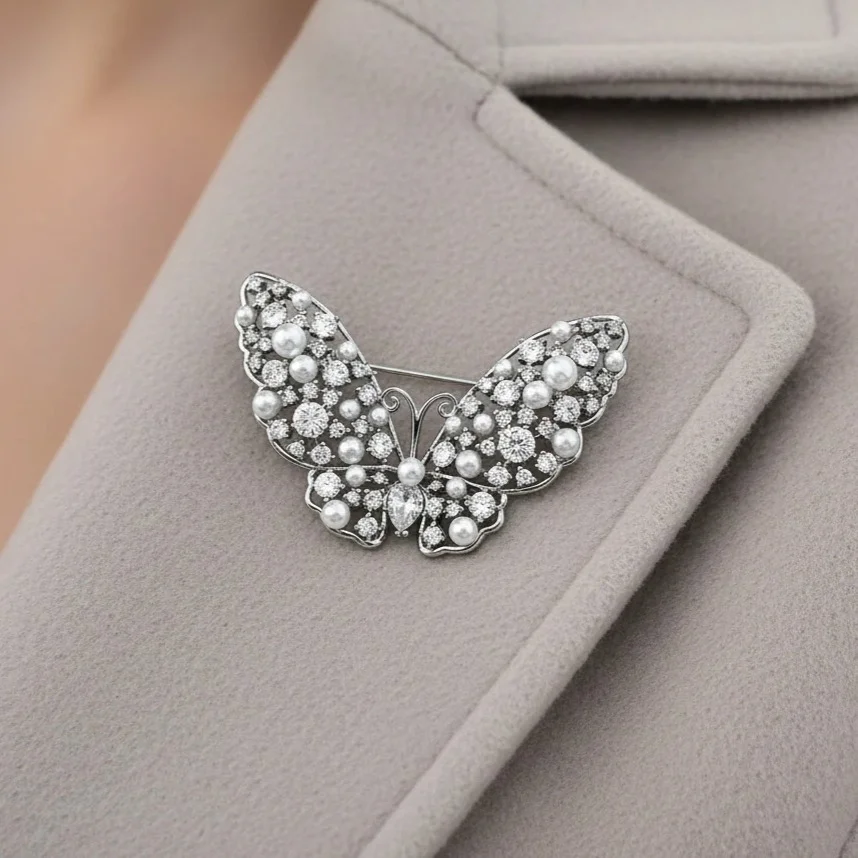 سنجاق سینه زنانه طرح پروانه نقره‌ای مرواریدی برند ژوپینگ