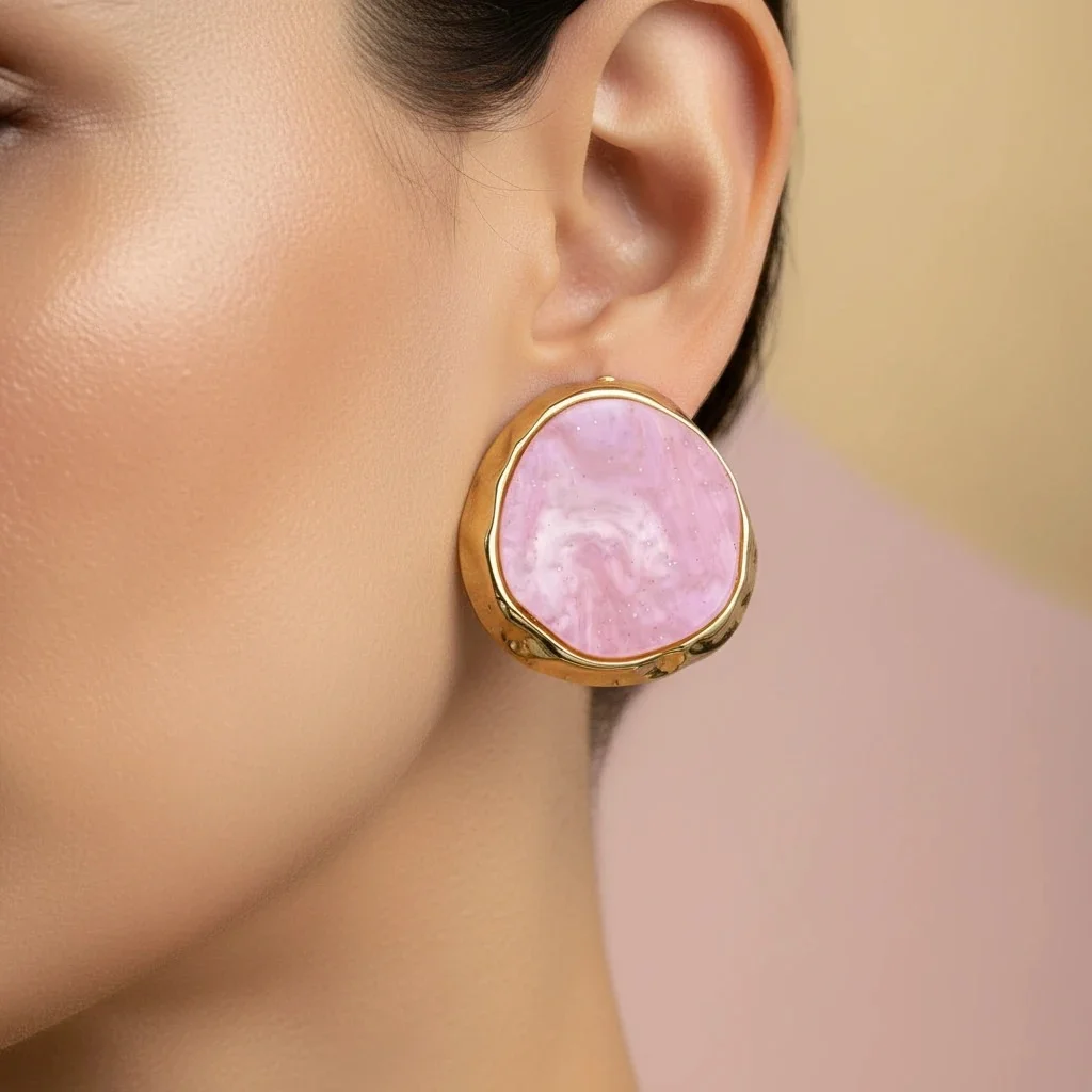 گوشواره زنانه مدل روزالیا طرح میناکاری صورتی با حاشیه طلایی