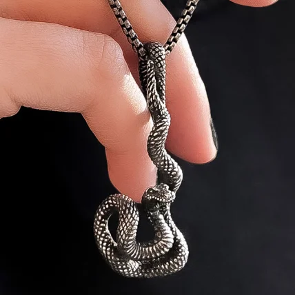 گردنبند مردانه مدل مار، نمادی از قدرت و جذابیت مردانه