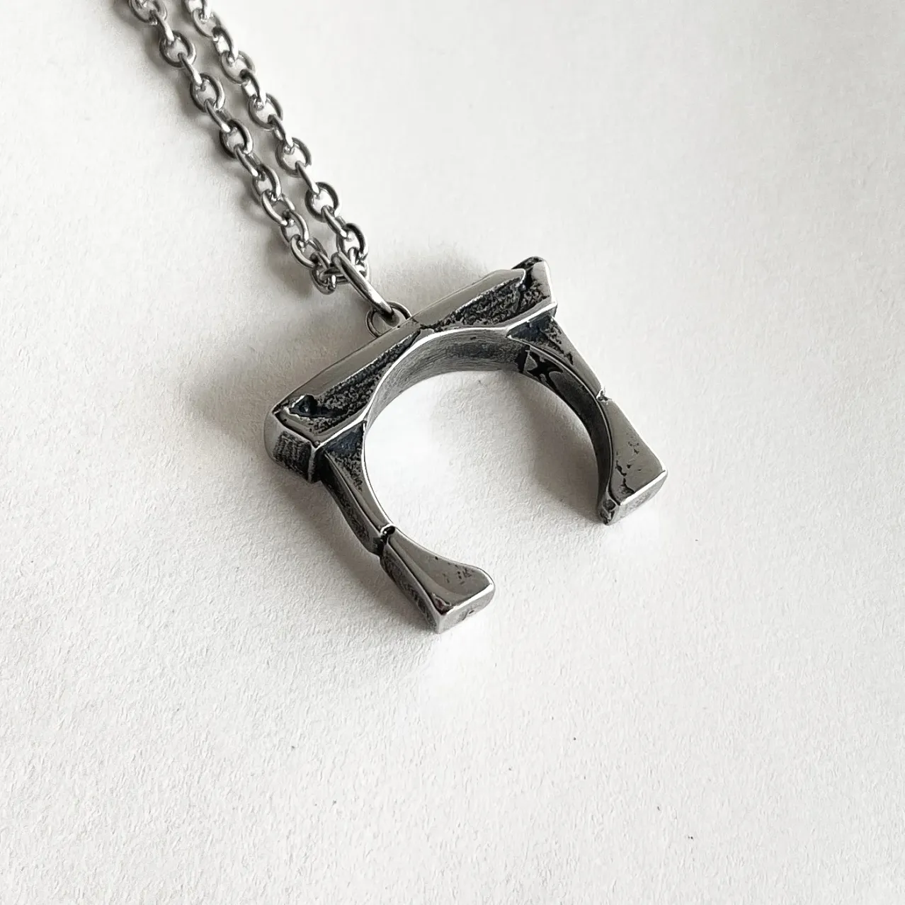 گردنبند مردانه طرح طاق پیروزی، نمادی از قدرت و ایستادگی