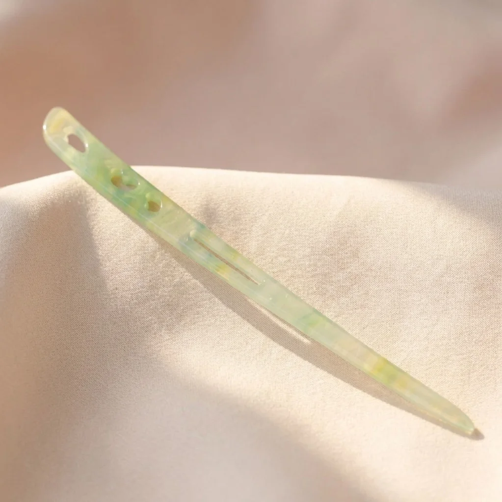 کانزاشی مو زنانه رزینی مرمری سبز مدل نِیرا مینیمال لوکس