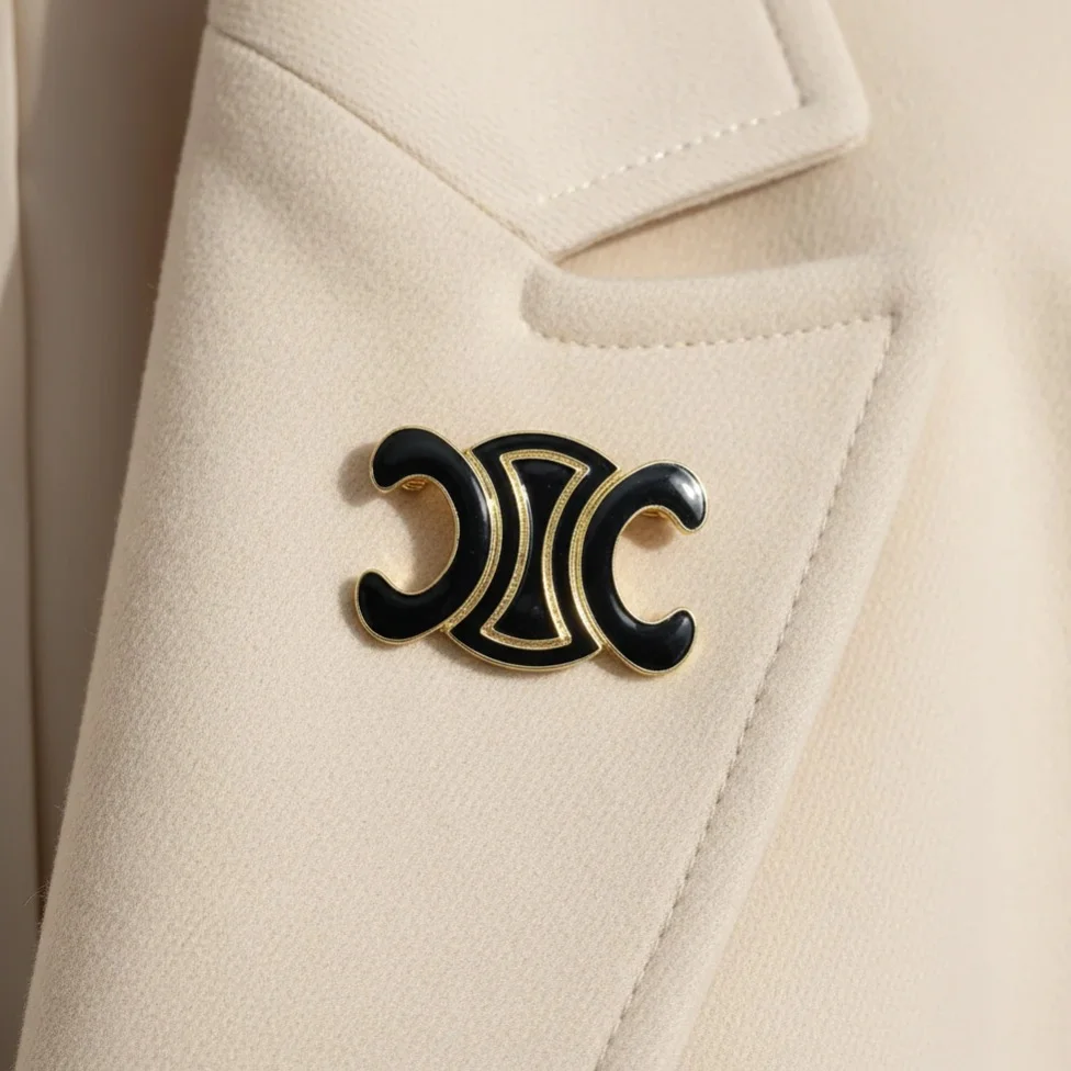 گل سینه زنانه مشکی با طرح خاص و جذاب