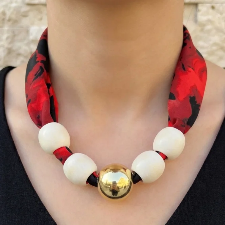 گردنبند زنانه مدل روژا گُلد طرح مروارید لوکس با پارچه قرمز‑مشکی و مهرههای سفید