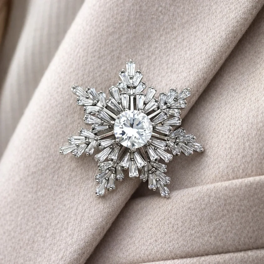 گل سینه زنانه ژوپینگ مدل برف‌آرا طرح دانه‌برف جواهری نگین‌دار نقره‌ای