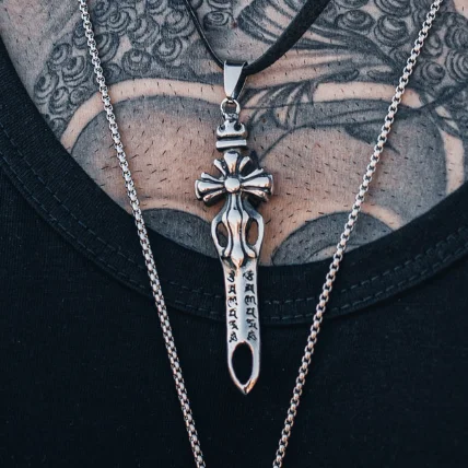 گردنبند مردانه طرح شمشیر المپوس، اکسسوری خاص و متفاوت