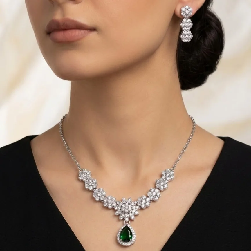 نیمست زنانه مدل زمردینا طرح جواهر برگ با نگین زمردی درخشان (گردنبند و گوشواره)