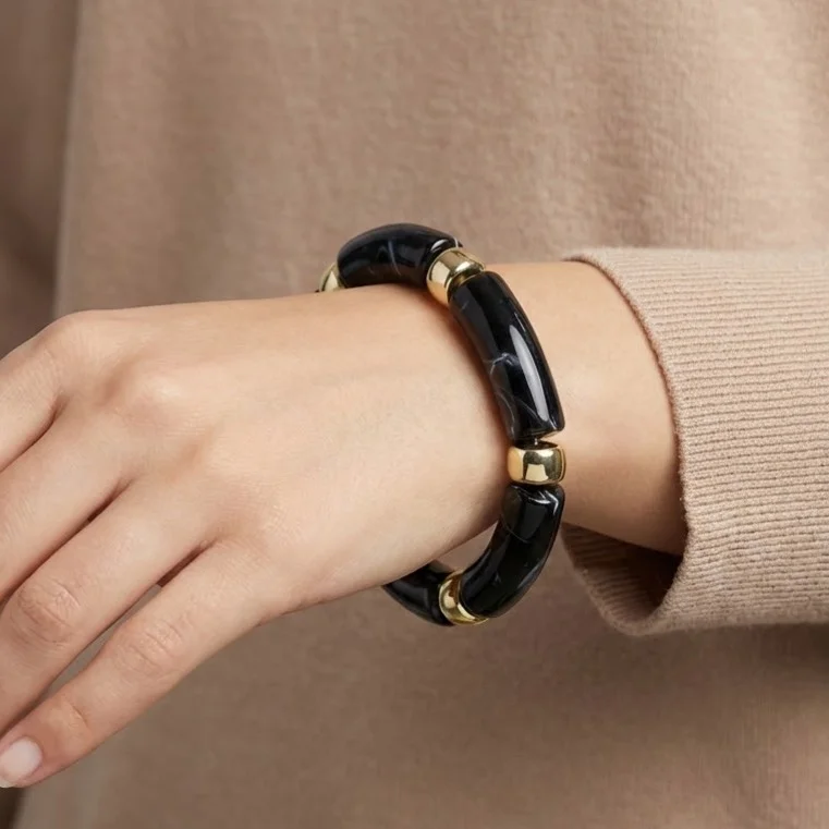 دستبند زنانه بنگل رزینی چندتکه مدل نُوآرا مشکی‑طلایی
