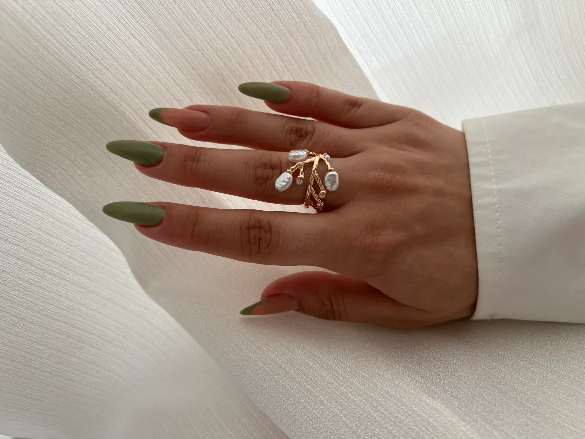 انگشتر مینیمال با طرح شاخه و مروارید باروک