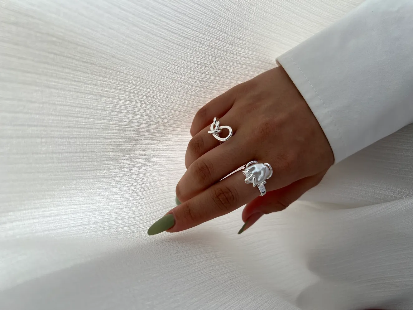 انگشتر مینیمال طرح گره و مروارید، جلوه‌ای از ظرافت بی‌انتها