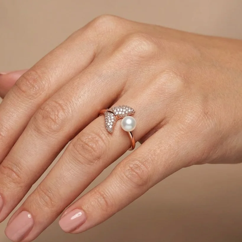 انگشتر زنانه ژوپینگ طرح دلفین طلایی با مروارید و نگین درخشان