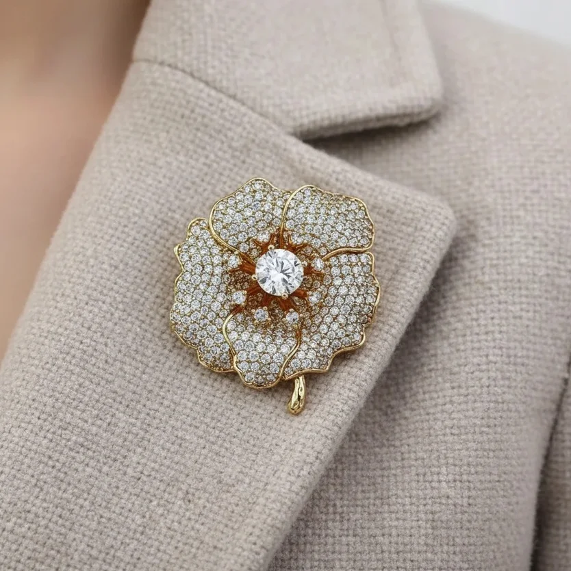 گل سینه زنانه ژوپینگ مدل فلوریوا طرح گل جواهری نگین‌دار با جلوه طلایی