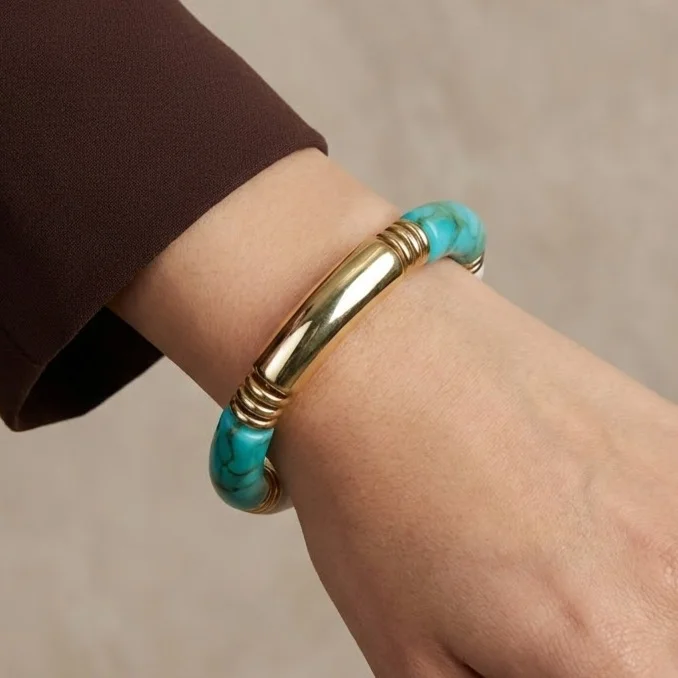 دستبند زنانه بنگل رزینی و فلزی مدل مارِسیا شیری–فیروزه‌ای