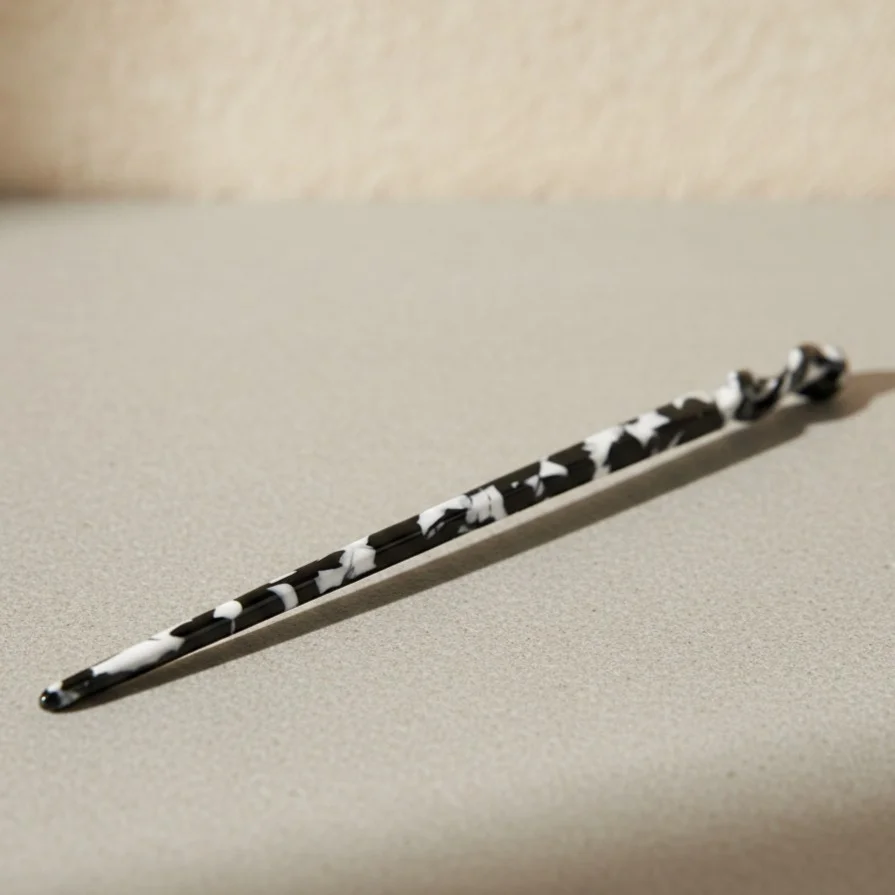 کانزاشی مو زنانه رزینی مرمری مشکی‑سفید با سر پیچ‌خورده تزئینی مدل نوآر