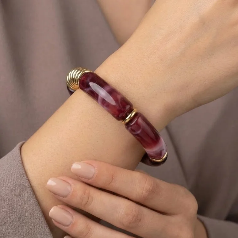 دستبند زنانه بنگل رزینی چندتکه با طراحی ماربل مدل وینُورا شرابی‑طلایی