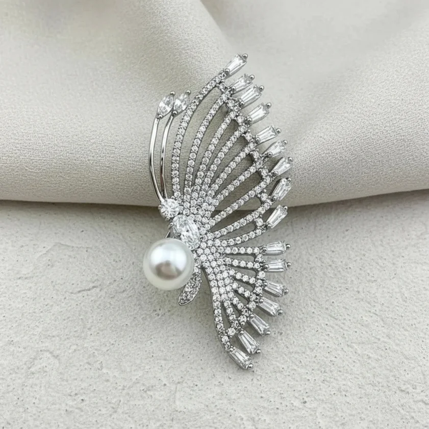 سنجاق سینه زنانه ژوپینگ مدل اوریل فلای طرح پروانه نگین‌دار با مروارید مرکزی