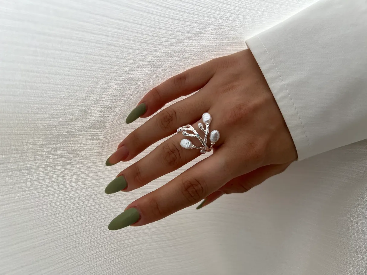 انگشتر نقره ای طرح شاخه با مروارید باروک