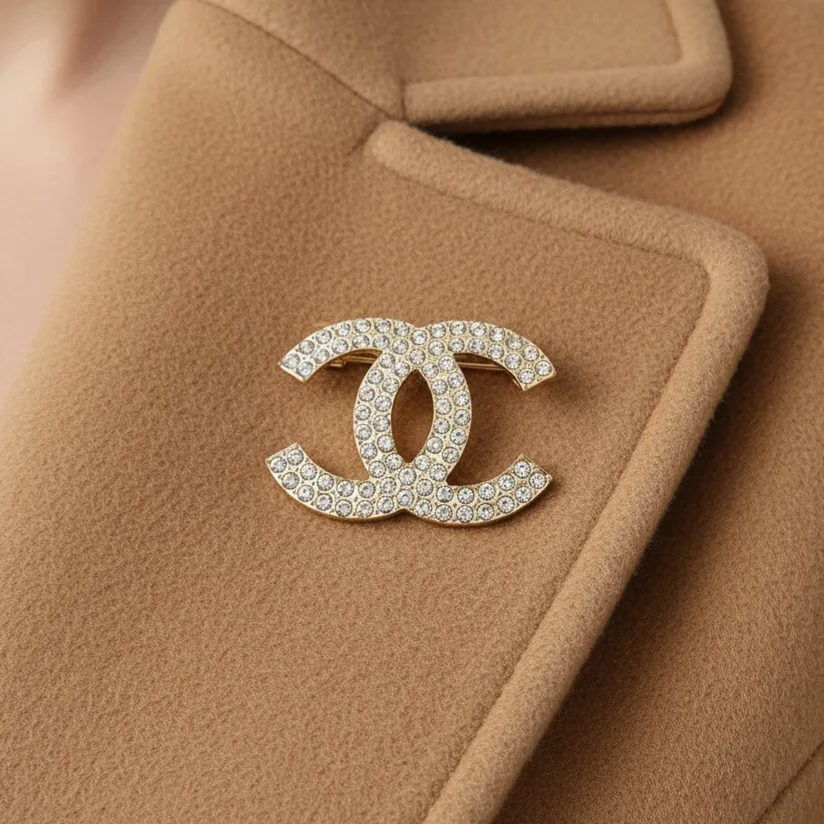 گل سینه زنانه طرح شنل، ظاهری شیک و جذاب