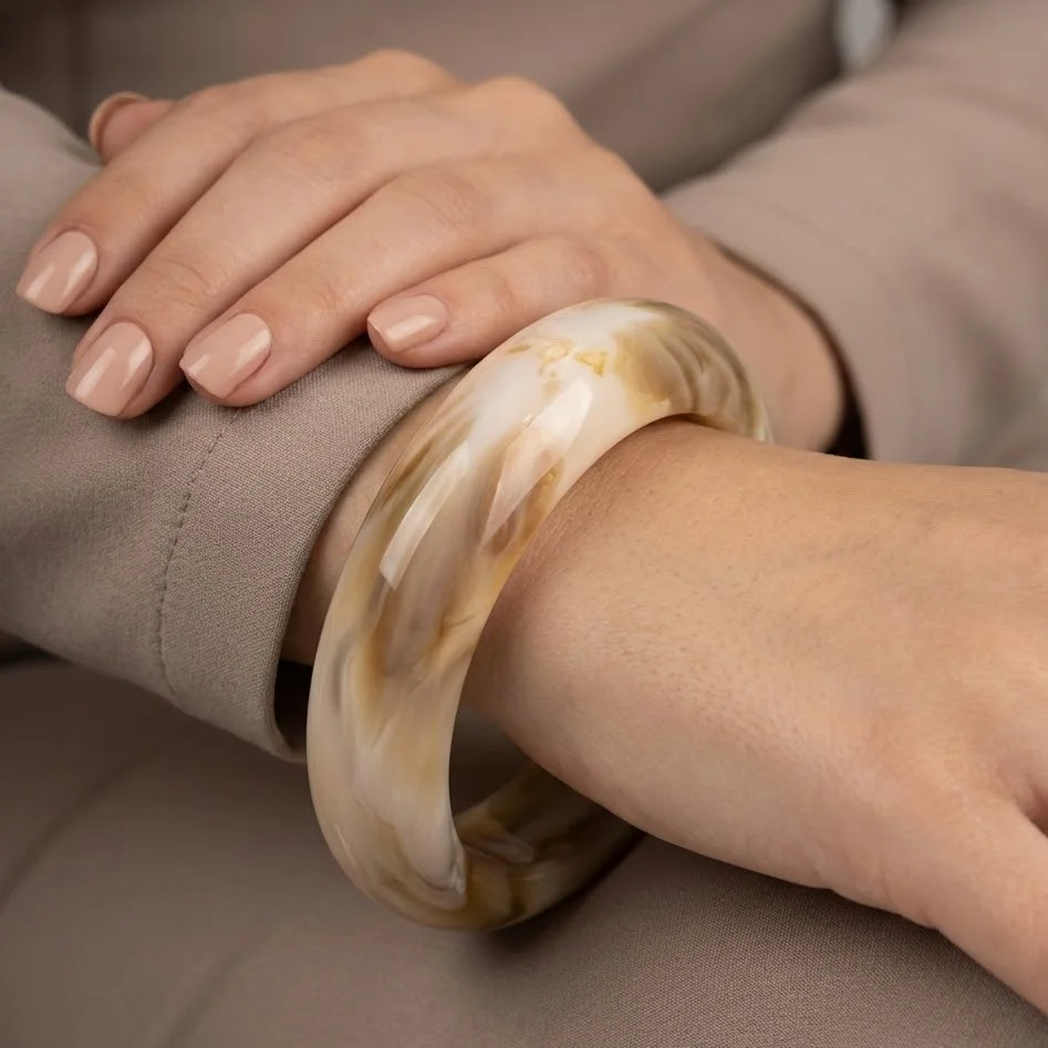 دستبند زنانه بنگل رزینی طرح ابر و بادی شیری و کهربایی مدل مارلیرا