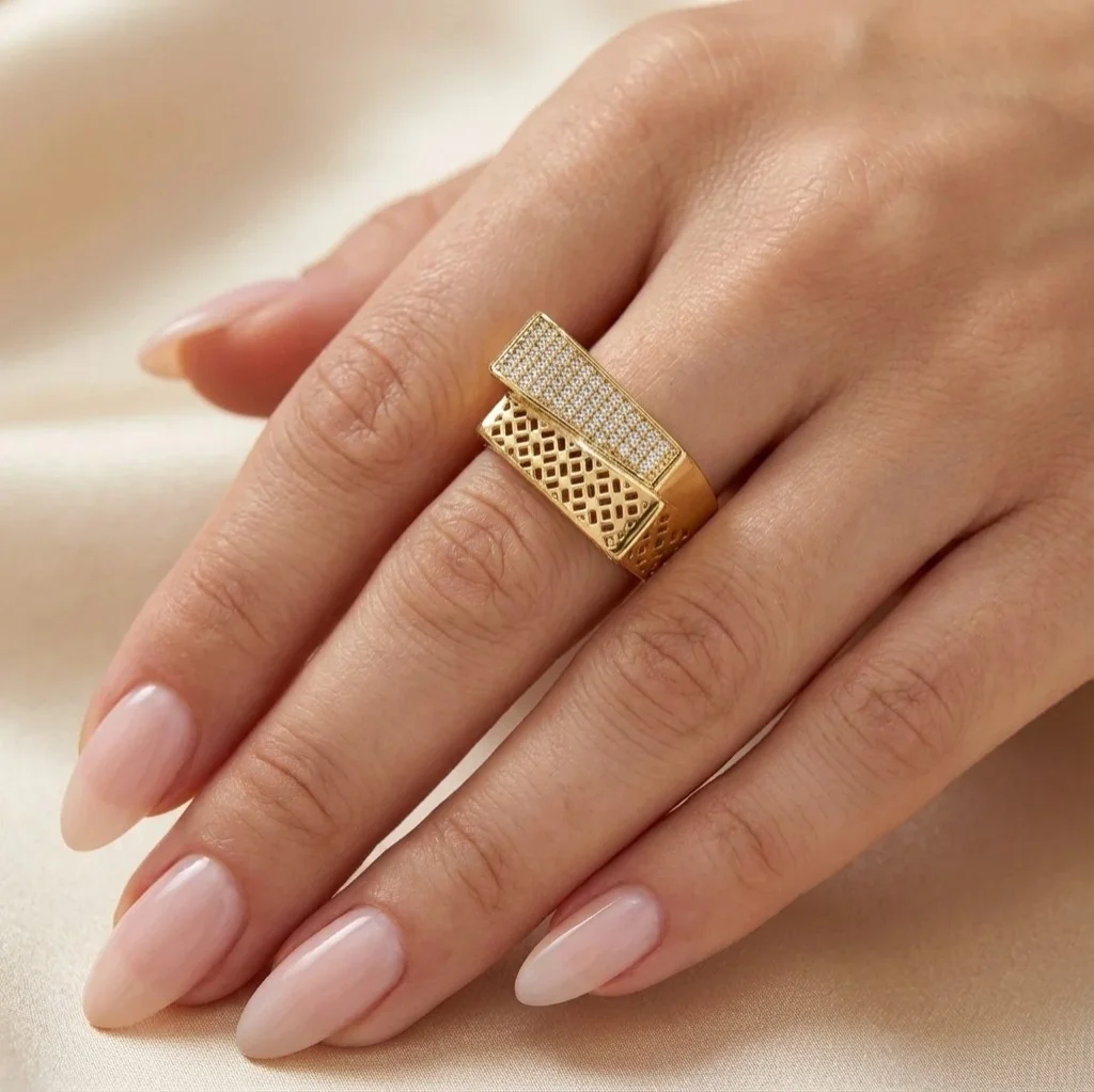 انگشتر زنانه مدل جواهری با طراحی مدرن و نگین های ظریف ژوپینگ