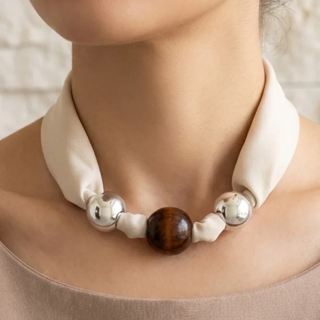گردنبند زنانه مدل ناتورا سیلور طرح مروارید لوکس با پارچه کرم و مهره چوبی
