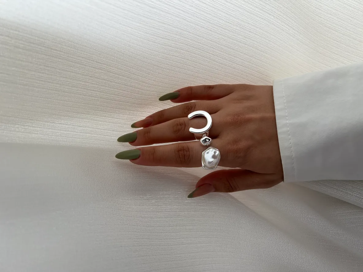 انگشتر نقره‌ای مینیمال با آویز مروارید باروک و طرح نعل اسب