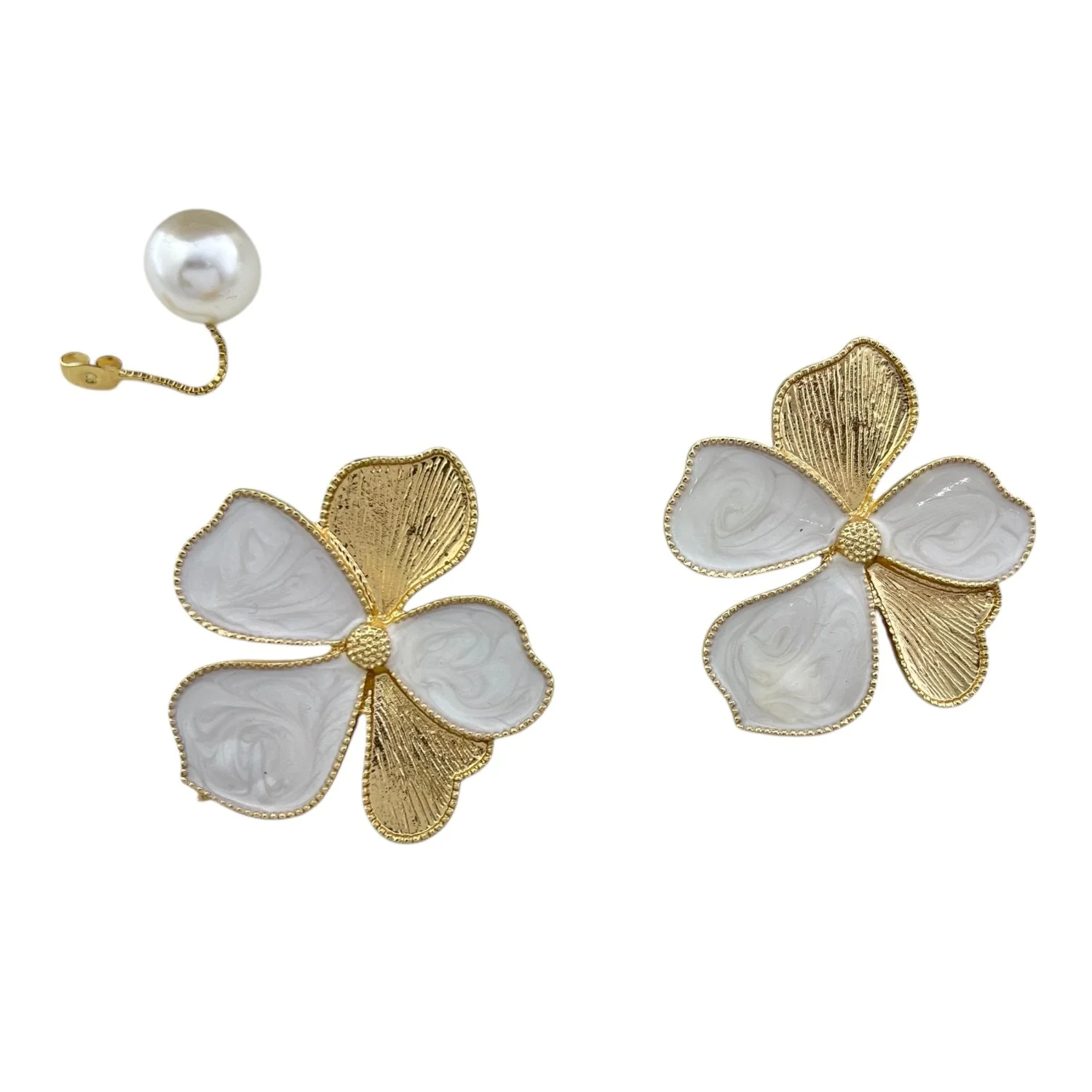 گوشواره زنانه طرح گل با روکش طلایی و طراحی منحصر به فرد