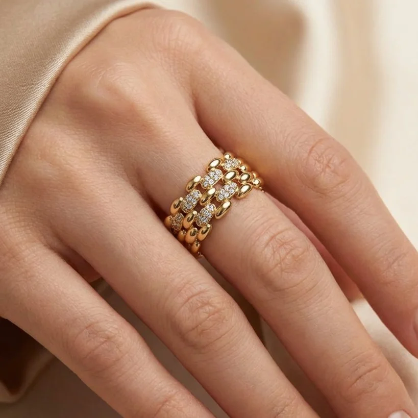 انگشتر زنانه ژوپینگ طرح لینکهای طلایی لوکس با نگینهای درخشان چندردیفه