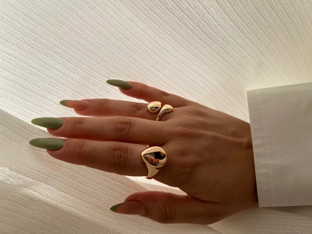 انگشتر مینیمال با طرح آینه ای جذاب و دوست داشتنی